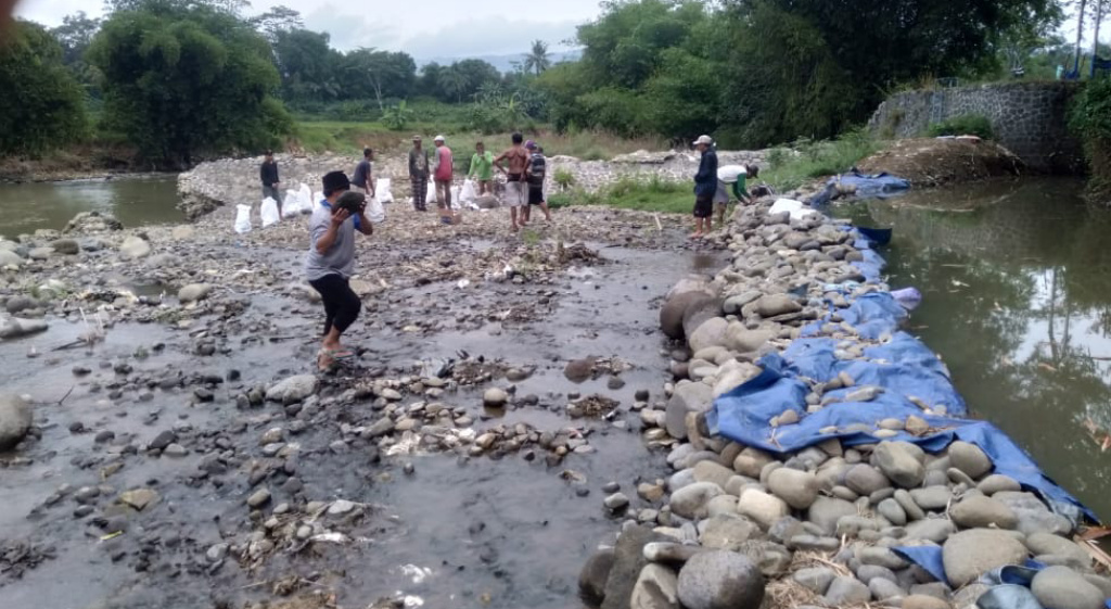 Tujuh Tahun Bendung Jembatan Rusak, Petani Andalkan Bendung Darurat
