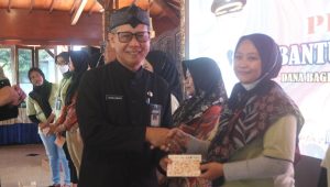 Dadang Somantri Salurkan BLT DBHCHT Kepada Buruh Pabrik Rokok