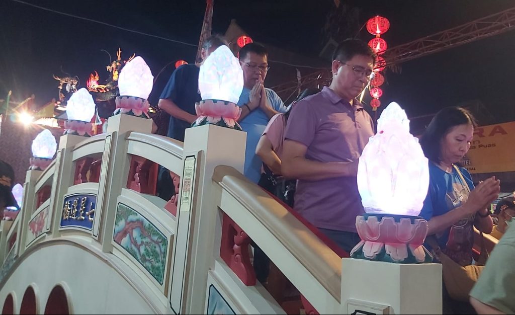 Ritual Penyeberangan Jembatan Tujuh Bintang Meriahkan Sejit Kongco Ceng Gwan Cin Kun