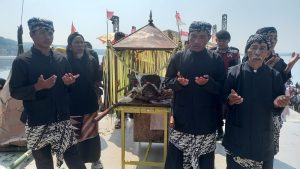 Sedekah Waduk Cacaban, Ratusan Warga Ikuti Larung Kepala Kerbau