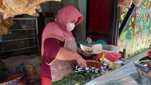 Yuk , Cobain Sensasi Rujak Teplak Yu Pesek di Slawi