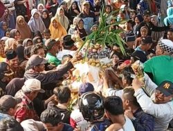 Ratusan Warga Dermasuci Arak Pusaka dan Gunungan Hasil Bumi