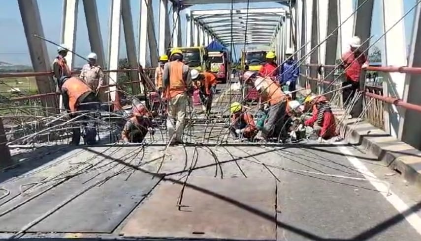 Berlubang, Jembatan Poncol Brebes Ditutup Total