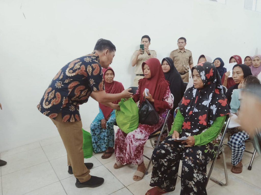 Hari Koperasi Nasional, Puluhan Warga di Brebes Terima Paket Sembako