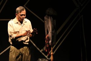 Pengembaraan Tubuh Joind Banyuwinanda dalam Monolog Ular, Di Meja Revolusi