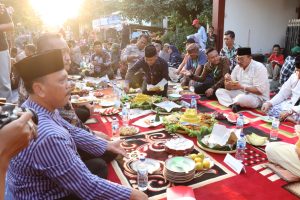 Jalan Selesai Diperbaiki, Warga Bangsri Syukuran Makan Bareng Pejabat
