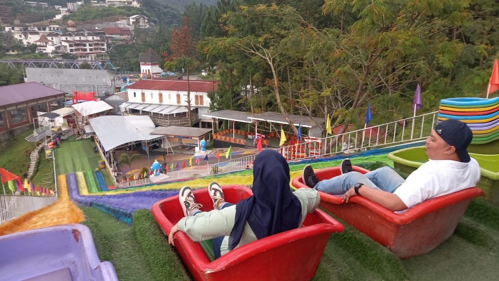 Merasakan Sensasi Rainbow Slide dan Kursi Sultan di Golden Park Guci