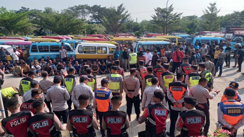 Ratusan Awak Angkutan Demo Odong- Odong