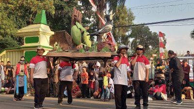 Meriah, Peserta Karnaval Pamer Berbagai Atraksi