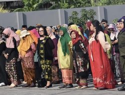 Civitas Akademika UPS Tegal Berpakaian Adat Nusantara