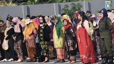 Civitas Akademika UPS Tegal Berpakaian Adat Nusantara