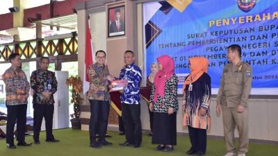 Serahkan SK Pemberhentian dan Pensiun, Sekda Ingatkan Agar Bijak Gunakan Uang Tabungan Pensiun