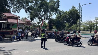 Polwan Polres Tegal Terjun Langsung Amankan Ibadah Shalat Jumat