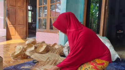 Perajin Besek Bambu Kutorejo Pekalongan Terkubur Kotak Styrofoam