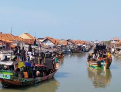 Ribuan Nelayan Pesisir Losari Brebes Larung Sesaji