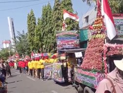 Sejumlah Warga Kecopetan Saat Berebut Gunungan di Festival Bawang Merah