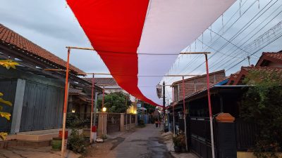 Warga Desa Kademangaran Bentang Bendera Merah Putih Sepanjang 400 Meter