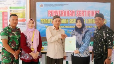 Pemdes Lebakgoah Bagikan Sertifikat Tanah Program PTSL