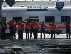 Penumpang Kereta Api Peringati Detik-detik Proklamasi HUT ke-79 RI