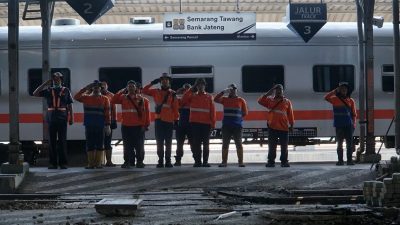 Penumpang Kereta Api Peringati Detik-detik Proklamasi HUT ke-79 RI