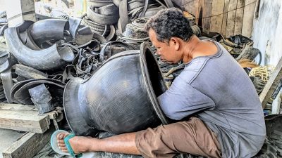 Perajin Ban Bekas Kabunan Tegal, Bertahan di Tengah Gempuran Produk Modern