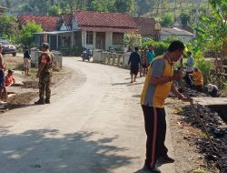 Cegah Banjir, TNI- Polri Bersama Warga Penujah Bersih- Bersih Selokan