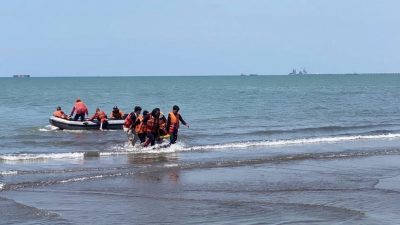 KRS PMI Batang Gelar Simulasi Penyelamatan di Laut Peringati HUT ke 79