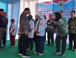 Berikan Seragam Gratis, Bupati Pemalang Teteskan Air Mata