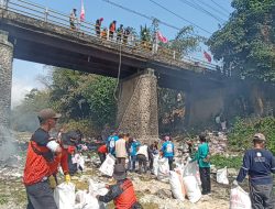 Tumpukan Sampah di Bawah Jembatan Ciraja Bikin Miris, Relawan Bergerak Bersih-Bersih