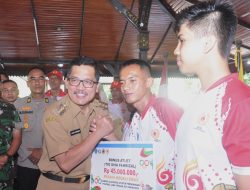 Pj Bupati Brebes Serahkan Bonus Bagi Atlet dan Pelatih Peraih Medali Porprov Jateng