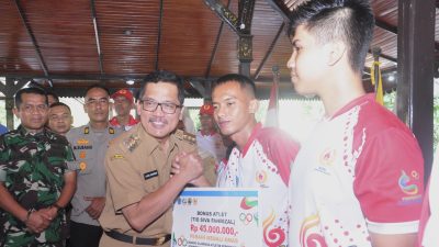 Pj Bupati Brebes Serahkan Bonus Bagi Atlet dan Pelatih Peraih Medali Porprov Jateng