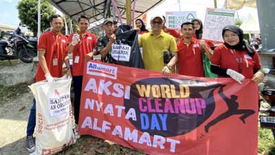 WCD 2024 di Tegal, Alfamart Lakukan Aksi Bersih Lingkungan di Taman Mansidul Bogares Kidul