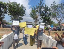 Puluhan Warga Geruduk KPU Brebes