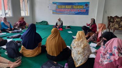 Penyandang Disabilitas Dilatih Kewirausahaan Membuat Roti dan Kue