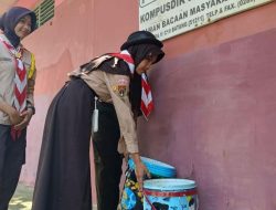 Dorong Warga Jaga Kebersihan, Kwarran Batang Bagikan Tong Sampah Bermotif
