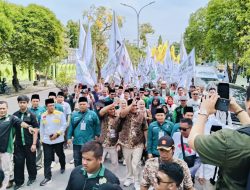 Ribuan Pendukung H Ischak-Kholid Kawal Pengambilan Nomor Urut Dengan Jalan Kaki