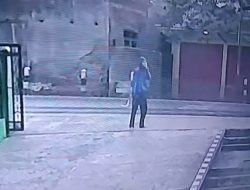 Viral di Medsos, Rekaman CCTV Lima Pemuda Bersenjata Tajam Satroni SMK Maarif NU Paguyangan