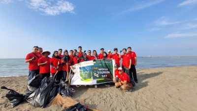 Peringati Hari Pariwisata Dunia, Karyawan Grand Dian Hotel Slawi Bagikan Makanan dan Bersih Pantai Larangan