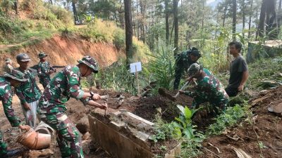 Satgas TMMD Pemalang dan Warga Bangun Jembatan
