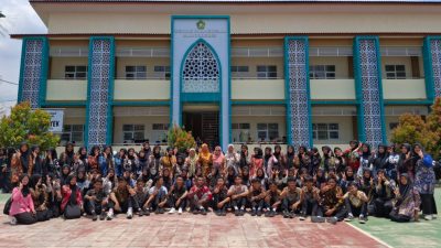 Guru dan Siswa MAN 2 Brebes Kompak Kenakan Batik di Hari Batik Nasional