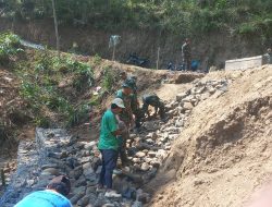 Antisipasi Longsor Pemasangan Bronjong Kawat Dikebut