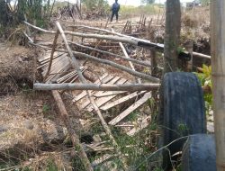 Jembatan Menuju Dukuh Karangwareng Desa Kabunan Ambruk