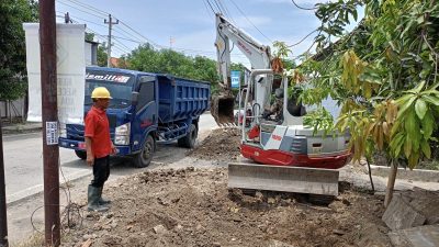 Waspadai Banjir, Alat Berat Diterjunkan Normalisasi Saluran Irigasi di Losari
