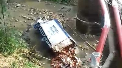 Truk Bermuatan Oli Terjun ke Sungai Kali Glagah Brebes, Sopir Luka-Luka