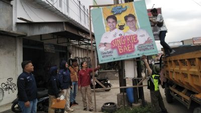 Bersihkan Ribuan APK Pilkada, Tiga Mobil Krane Dikerahkan