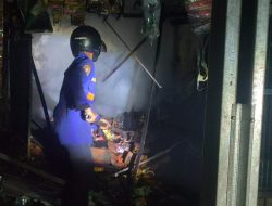 Petugas Lakukan Pendinginan Kebakaran Kios Pasar Randugunting