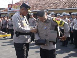 Bhabinkamtibmas di Tegal Kini Dibekali Rompi Anti Sayat