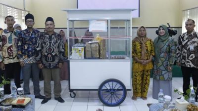 96 Kepala Keluarga Miskin Ekstrem Terima Bantuan Gerobak