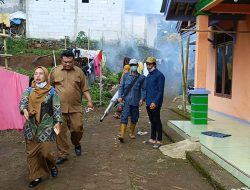 DBD Serang Jatinegara, Warga Gantungan Swadaya Lakukan Fogging