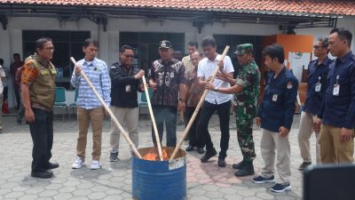 Satu Hari Jelang Coblosan, KPU Musnahkan 2.956 Lembar Surat Suara Lebih dan Rusak